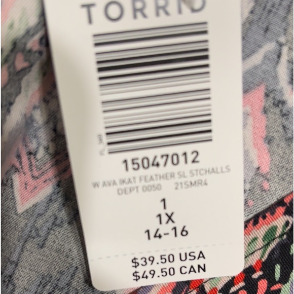🆕🦋TORRID Feather Print Top🦋 - Picture 5 of 12
